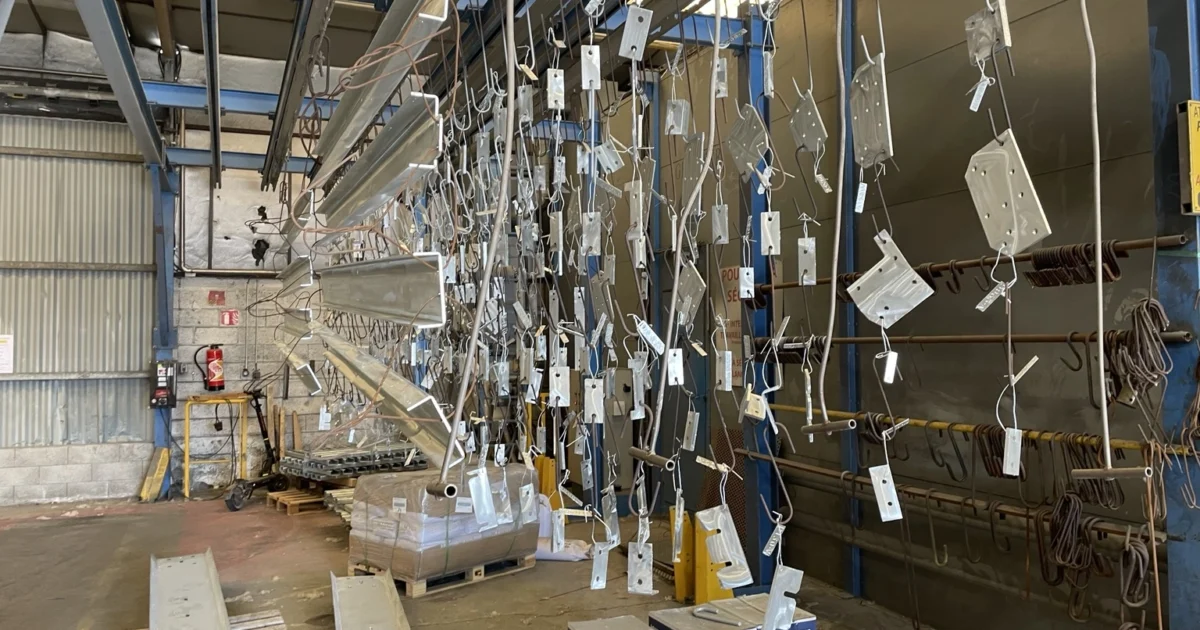 Accrochage pièces pour thermolaquage après galvanisation à chaud