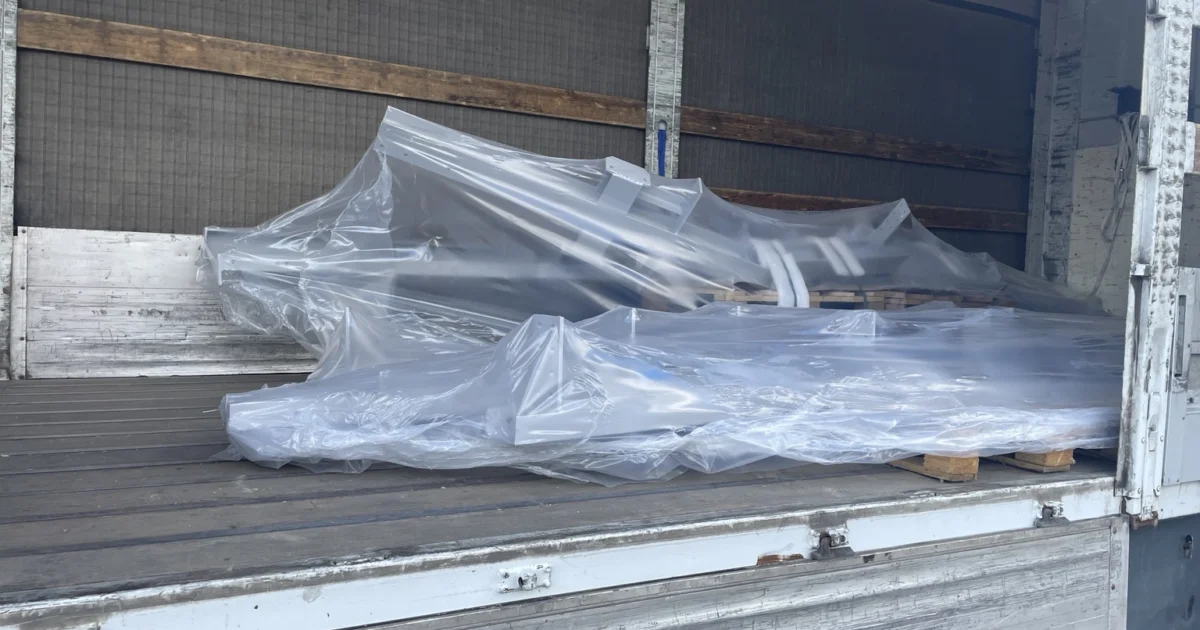 Chargement des pièces galvanisées pour chantier à Paris