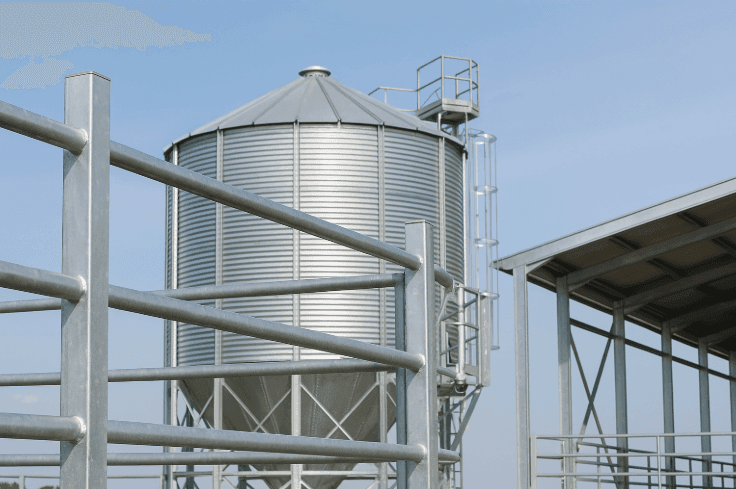 Structure agricole en acier galvanisé avec silo, hangar et clôture protégés contre la corrosion