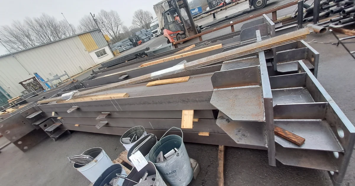 structure métallique acier brut avant galvanisation ferme photovoltaïque