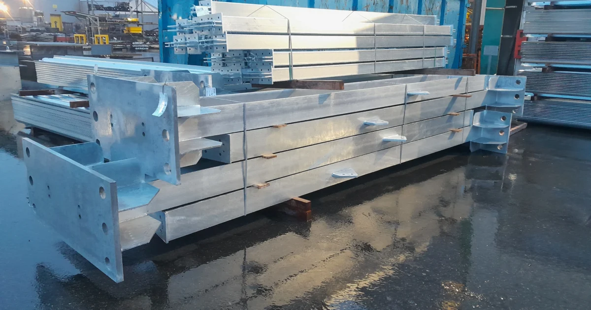 structure galvanisée ferme photovoltaïque après galvanisation à chaud